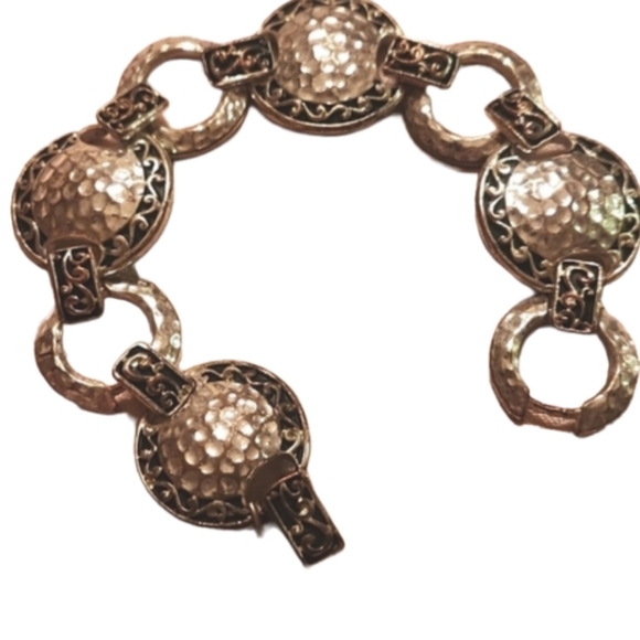 Vintage scrolled trimmed hammered circle links magnetic bracelet - Picture 1 of 5